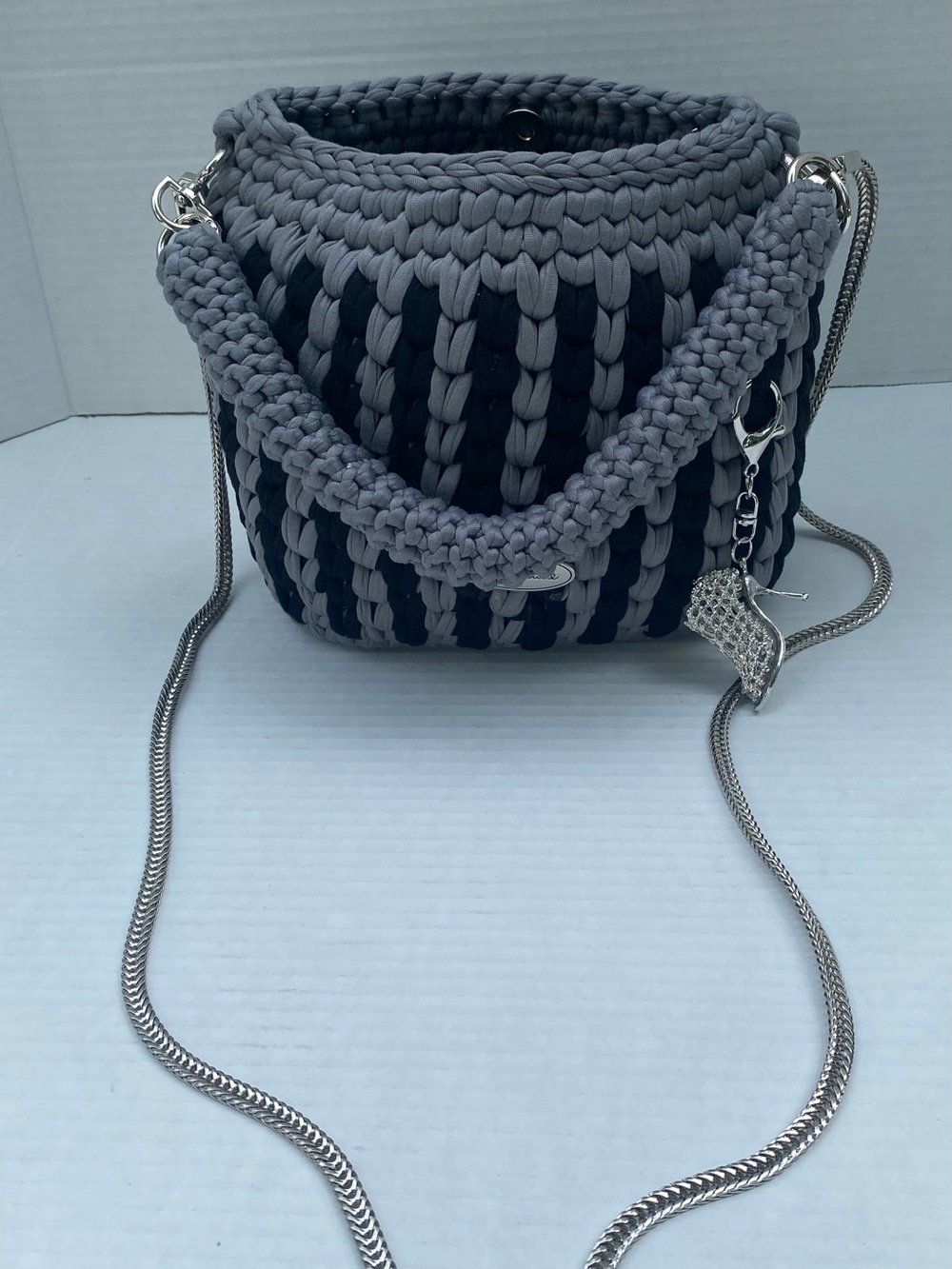 Handmade Woven Crossbody Bag - Black & Gray with Silver Chain🩶🖤 - Picture 7 of 12